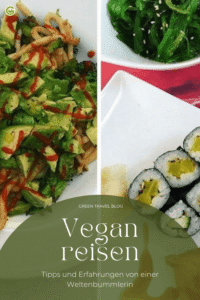 Drei Teller mit veganem Essen, darunter Salat mit Sauce, Algensalat und Sushi mit gelber Füllung