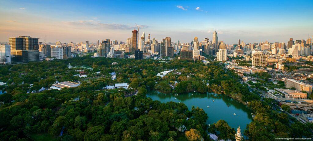 Bangkok Thailand Panoramabild mit Skyline und Park im Vordergrund