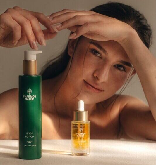 Frau mit Pharmos Naturkosmetik
