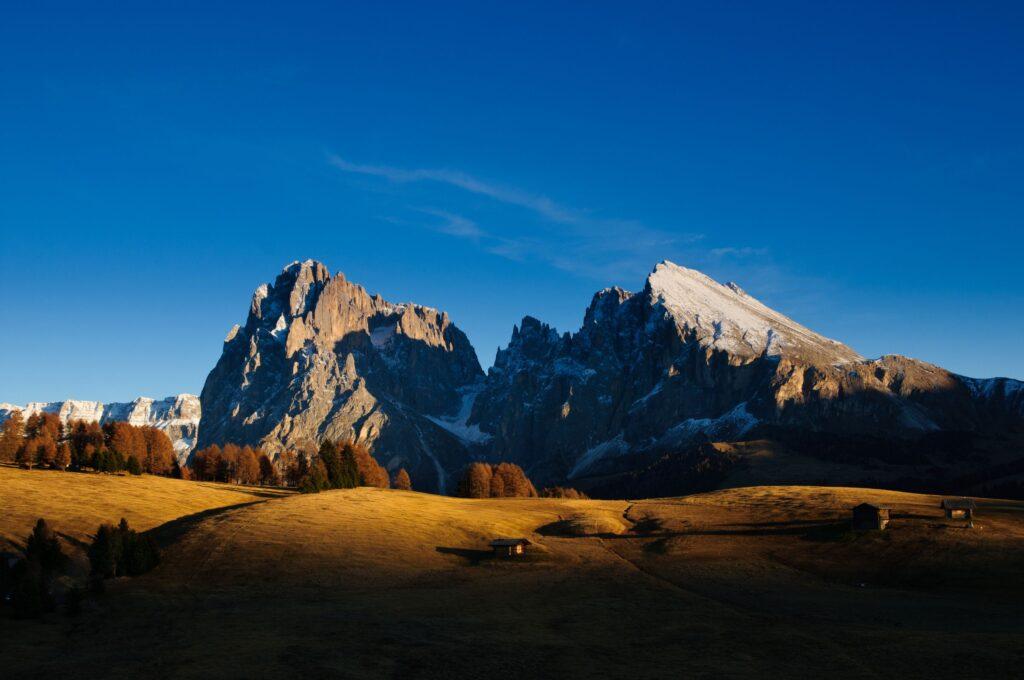 Blick auf Langofel und Plattkoffel in den Dolomiten mit Herbsstimmung und klarem Himmel