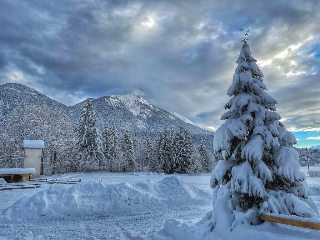 Verschneite Winterlandschaft rund um Schloss Lerchenhof in Kärnten