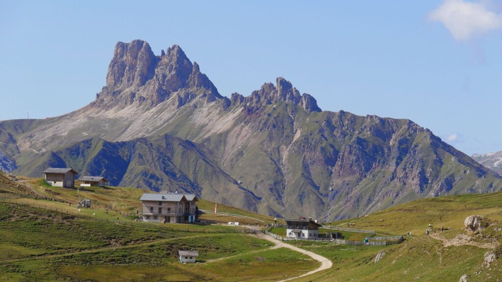 Blick auf die Plattkofelhütte, Schutzhütte in den Dolomiten vor dem Bergpanorama im Sommer