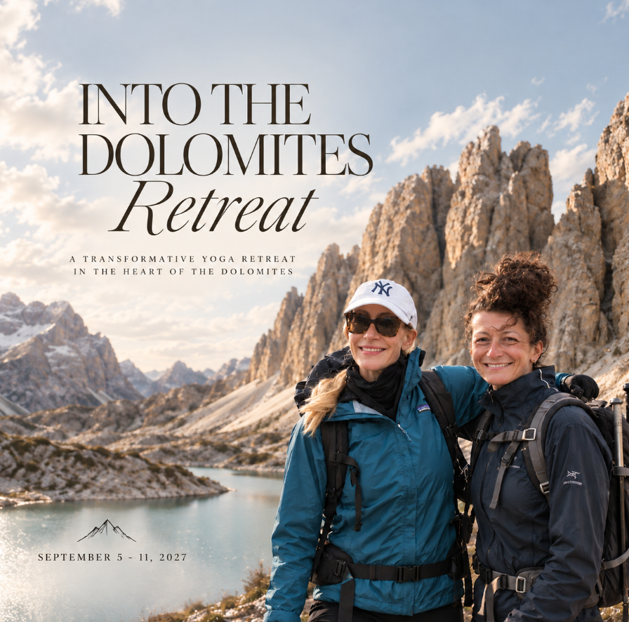 Hiking Guide Marnie Spögler und eine Freundin vor dem Dolomiten Panorama